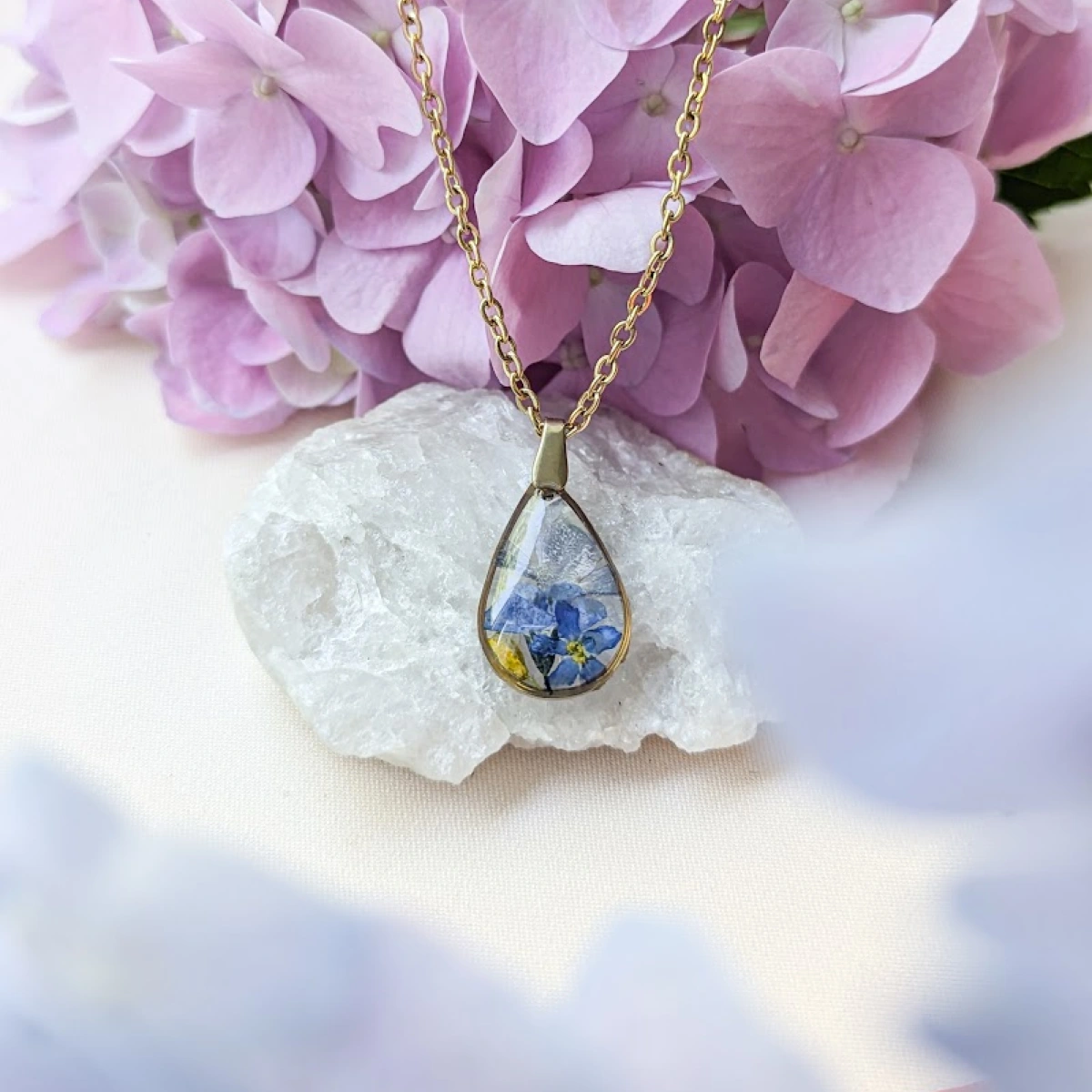 Náhrdelník s pomněnkami a šeříkem v kapce - mini