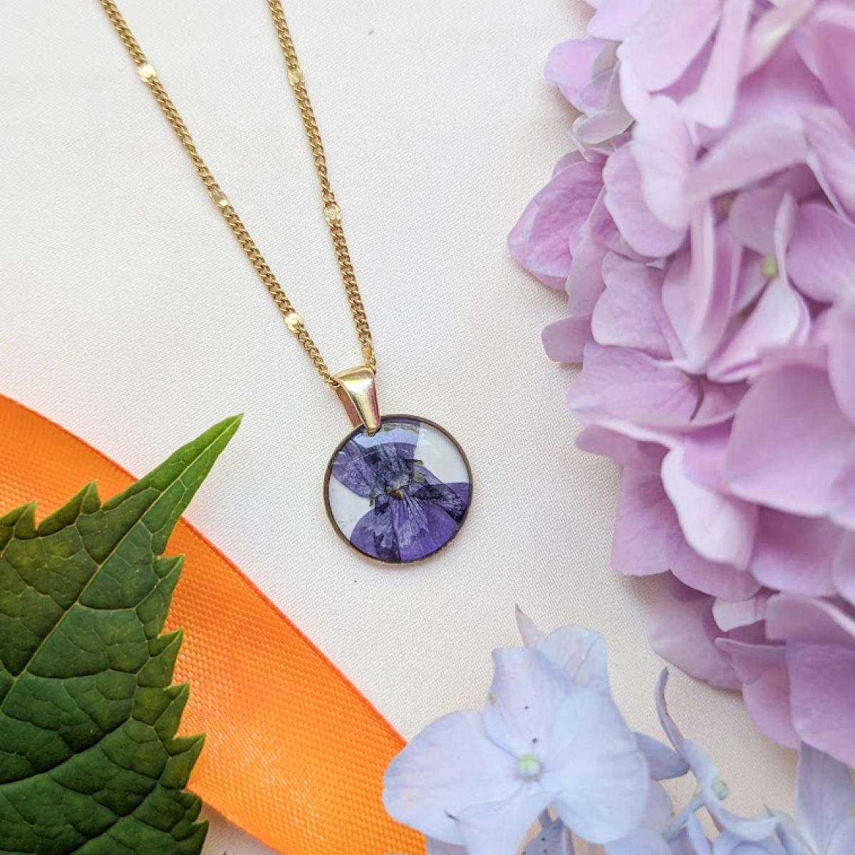 Náhrdelník s fialkou v kruhu