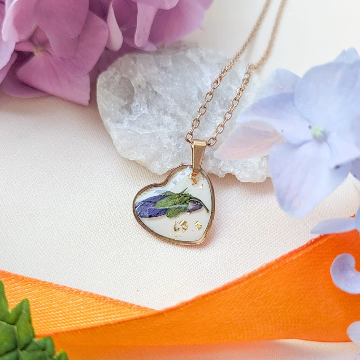 Náhrdelník s fialkou v srdíčku