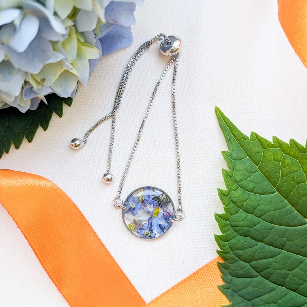 Náramek s pomněnkami, šeříkem a borytem