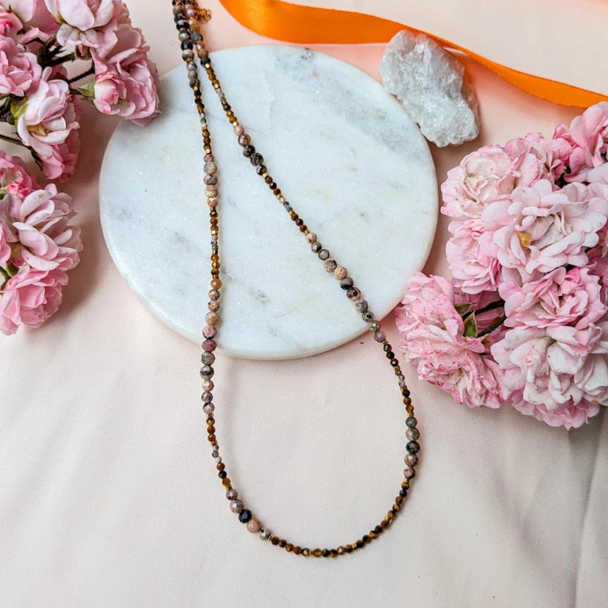 Zemitý náhrdelník s tygřím okem