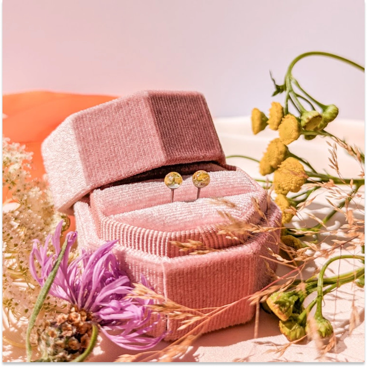 Mini náušnice Louka - boryt barvířský