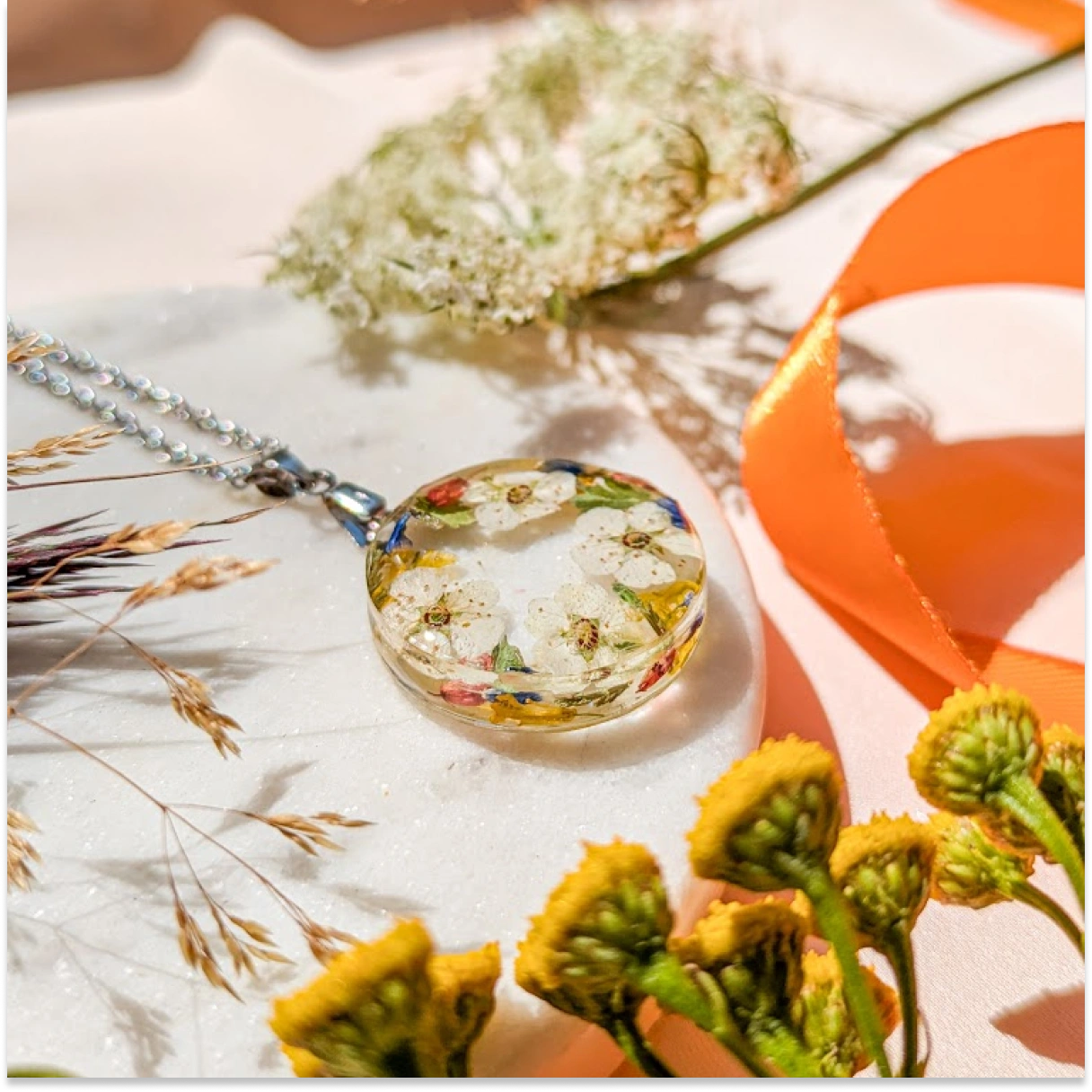 Náhrdelník z jihočeské louky s tavolníkem