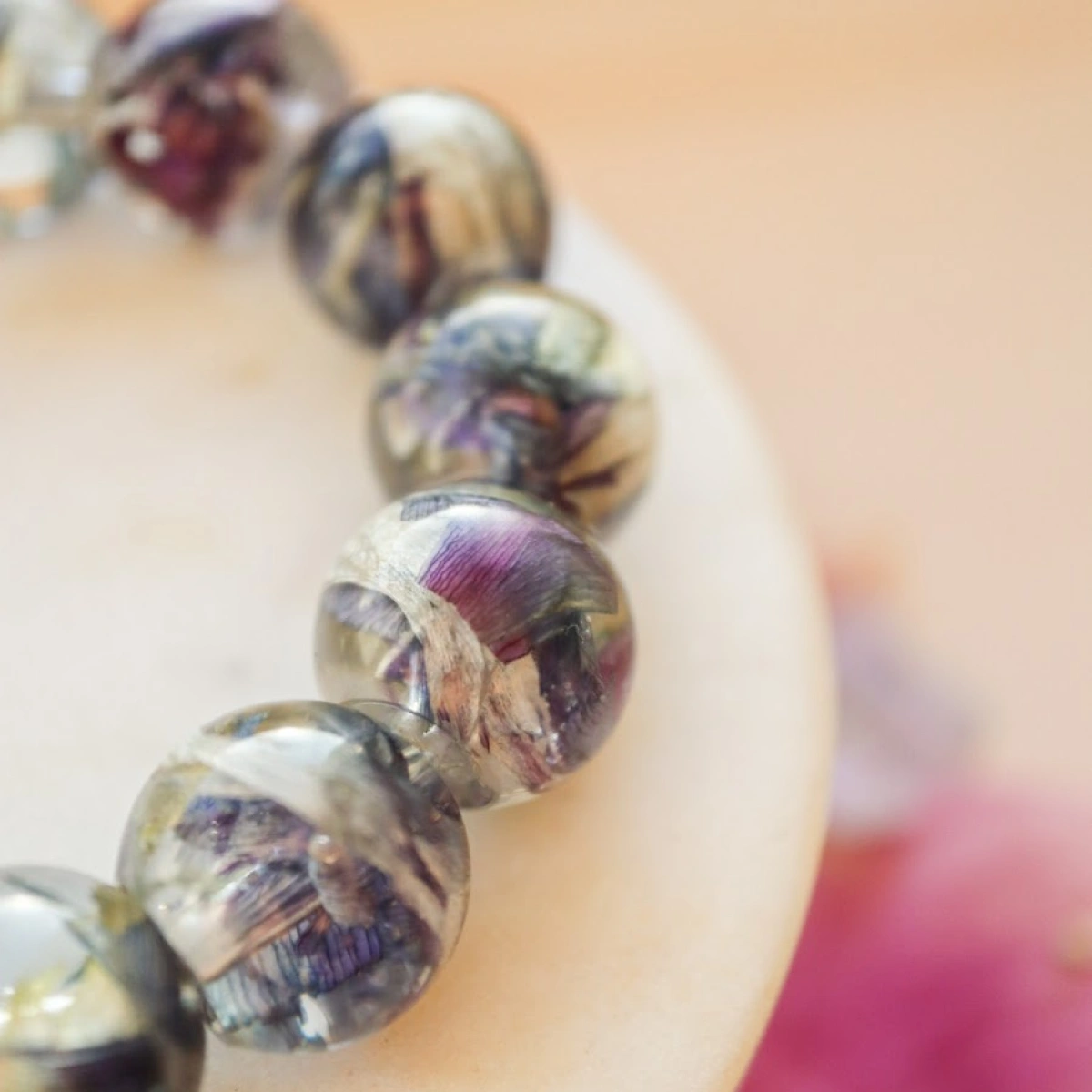 Náramek s korálky z květin