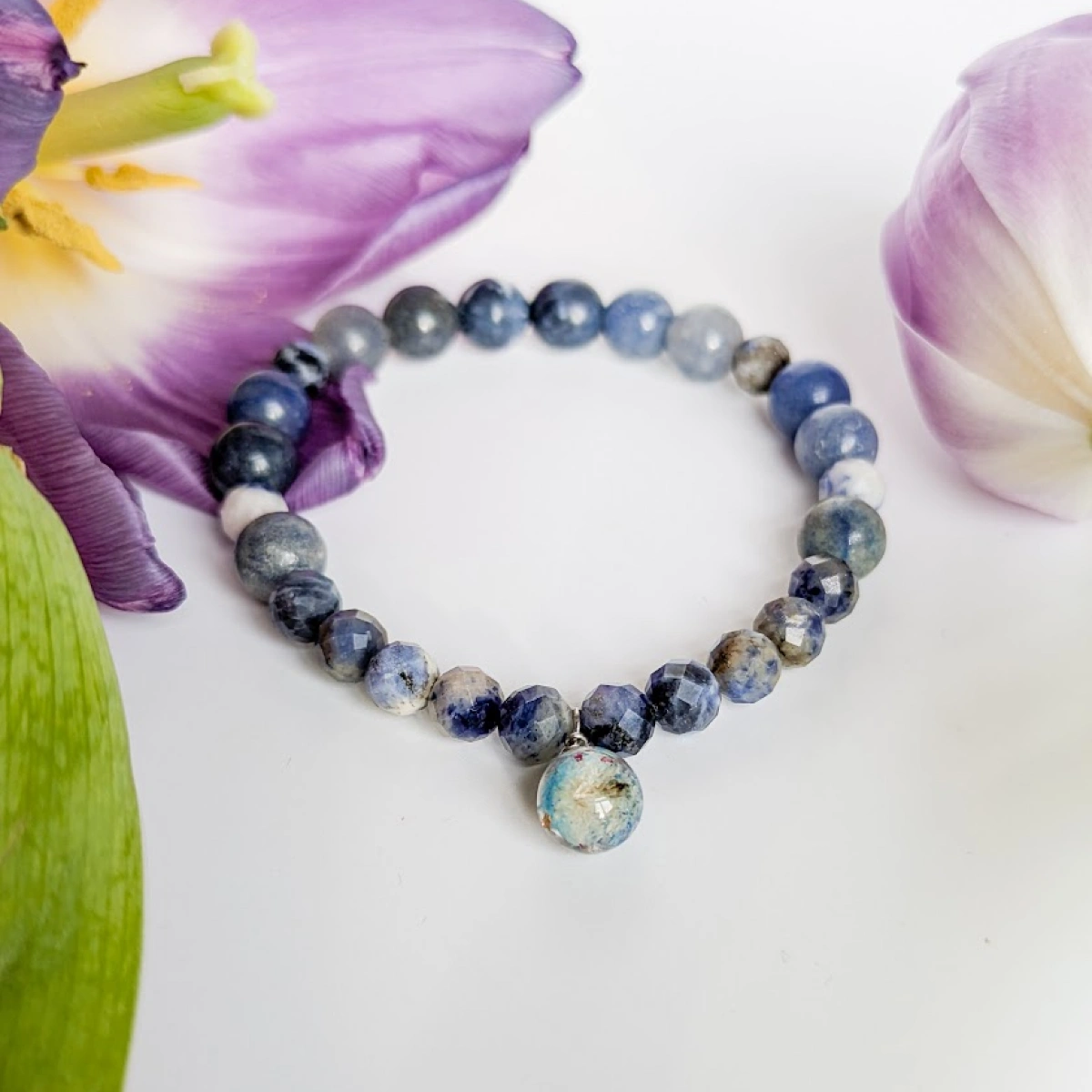 Náramek kulička s modrým květem