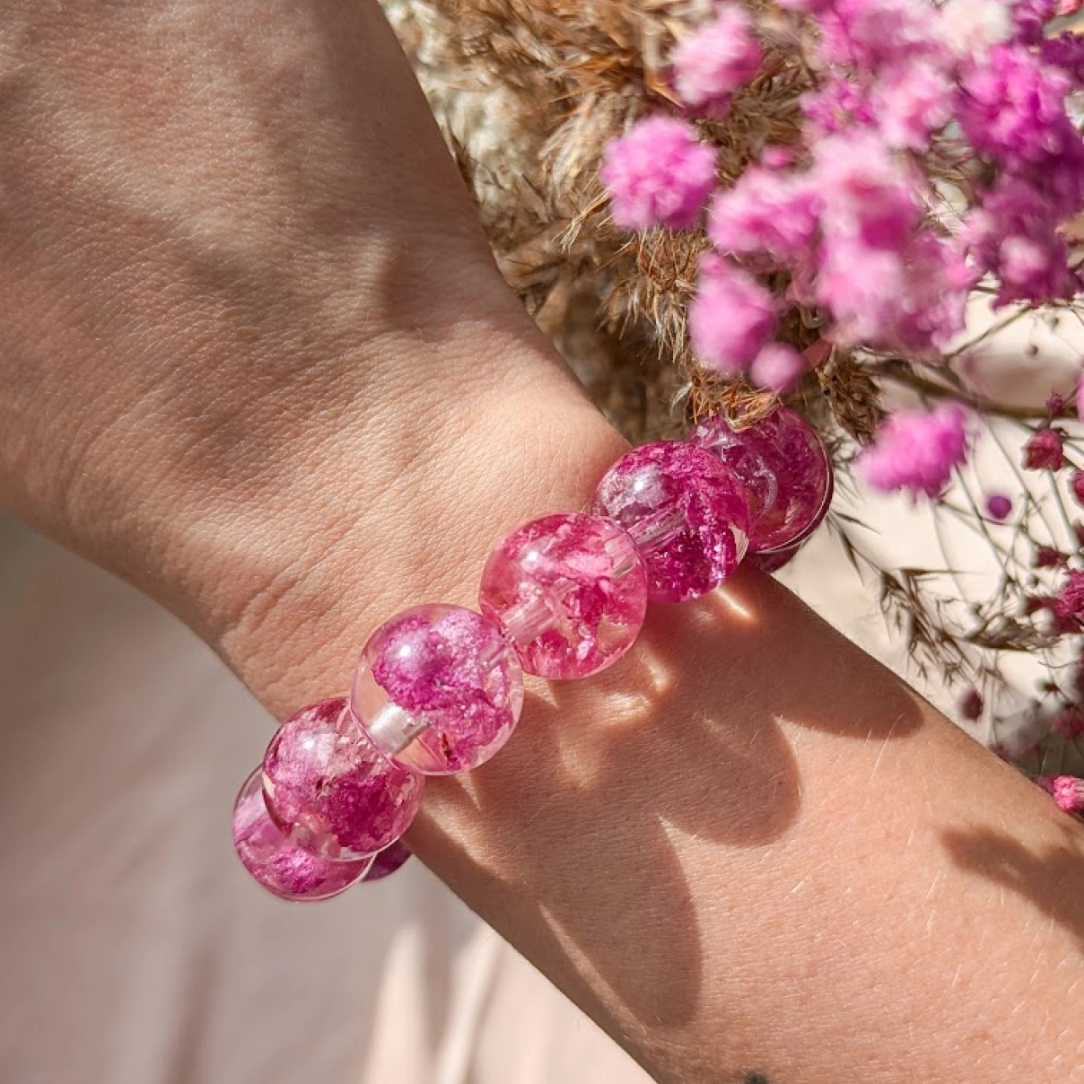 Náramek s korálky z pivoněk 