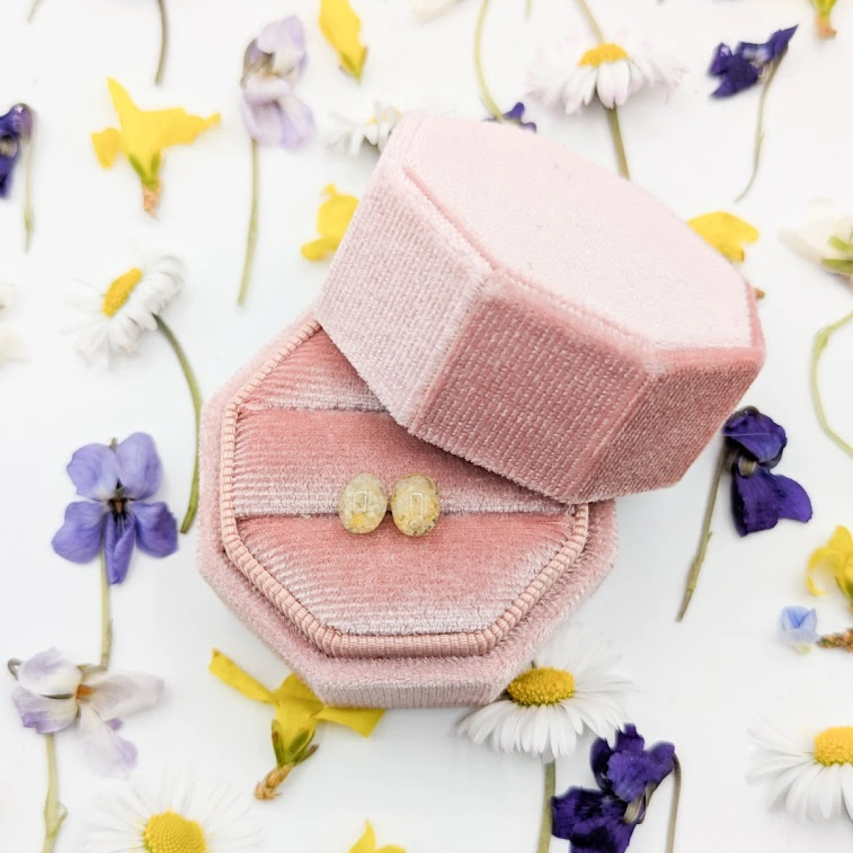 Náušnice oválky se žlutým kvítkem 