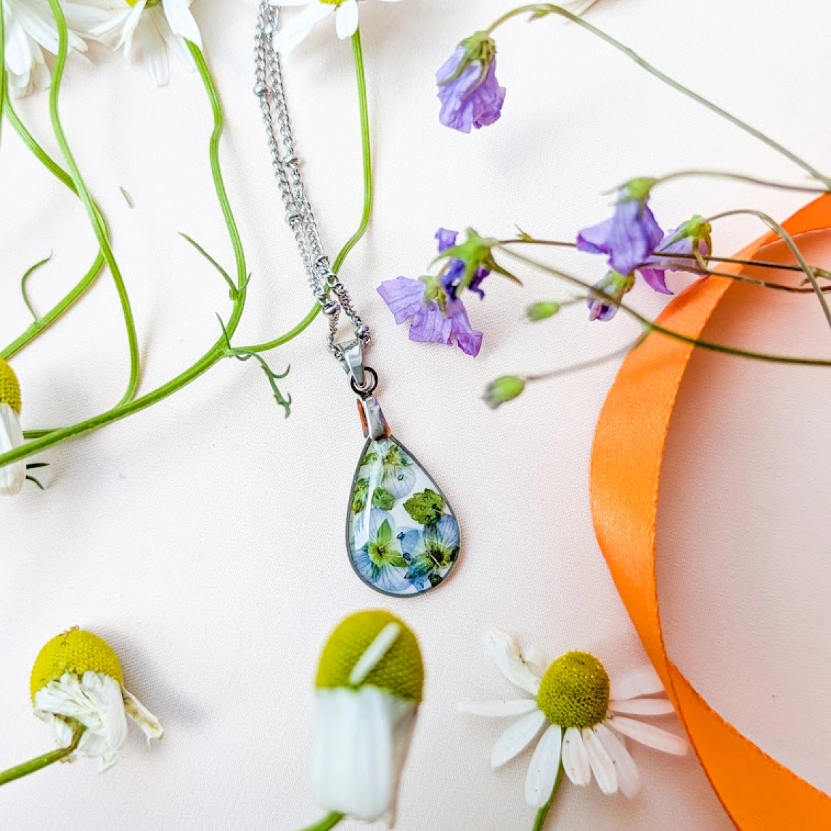 Náhrdelník s rezekvítkem