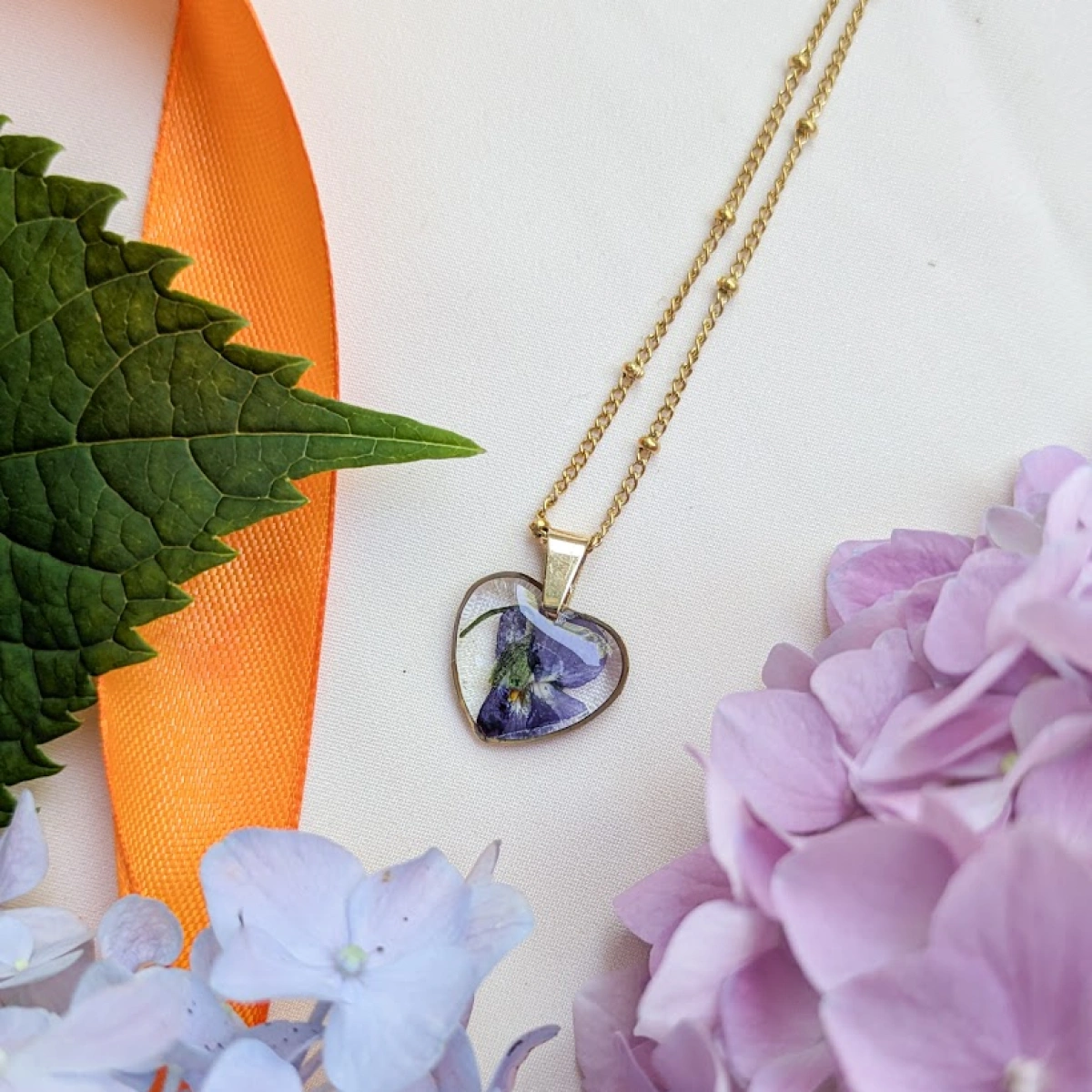 Náhrdelník s fialkou