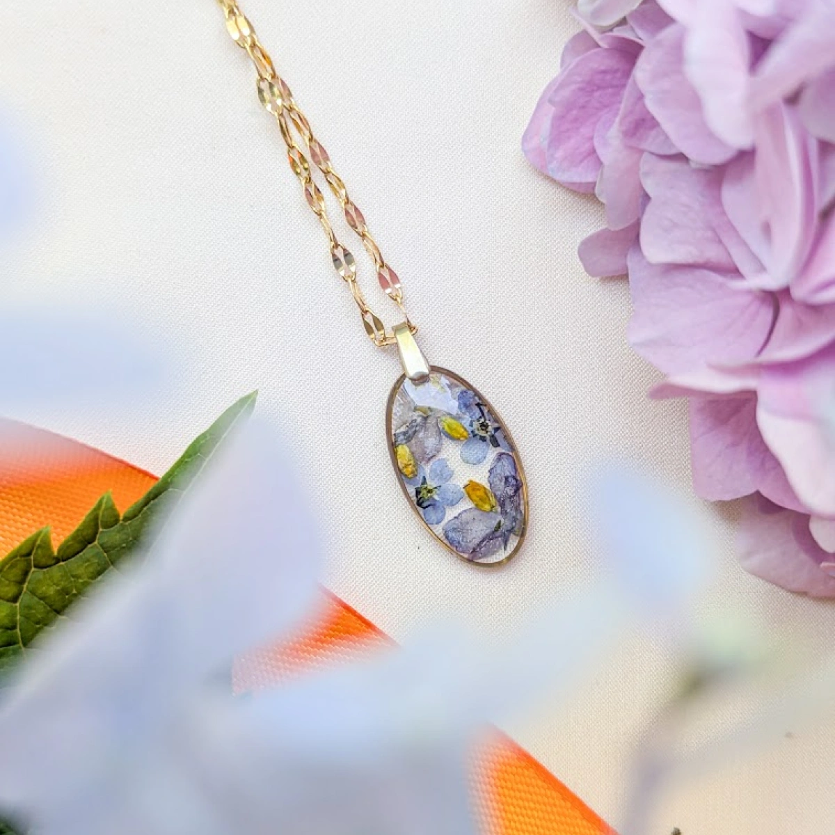 Náhrdelník s pomněnkami a šeříkem v oválku 