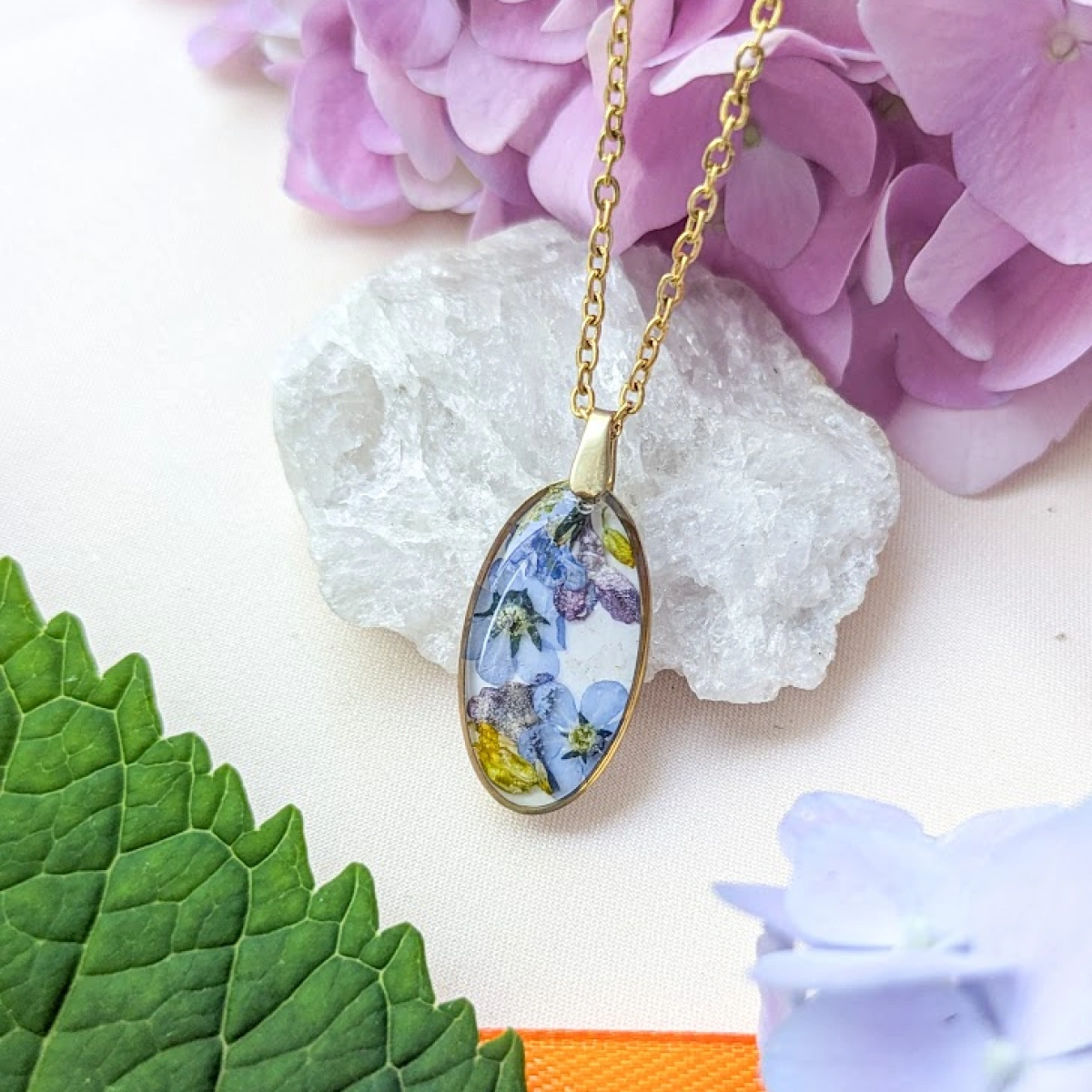 Náhrdelník s pomněnkami a šeříkem v oválku 