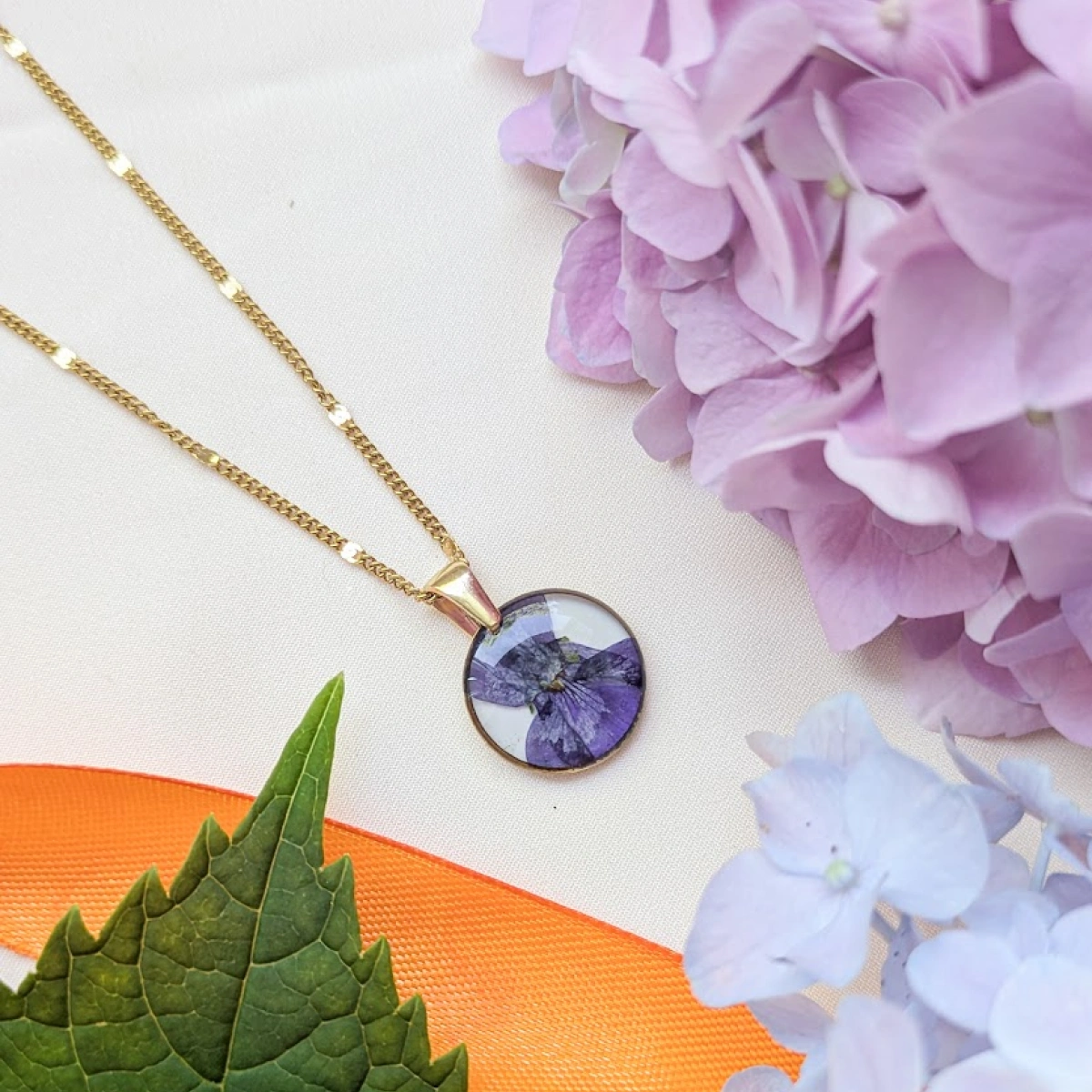 Náhrdelník s fialkou v kruhu