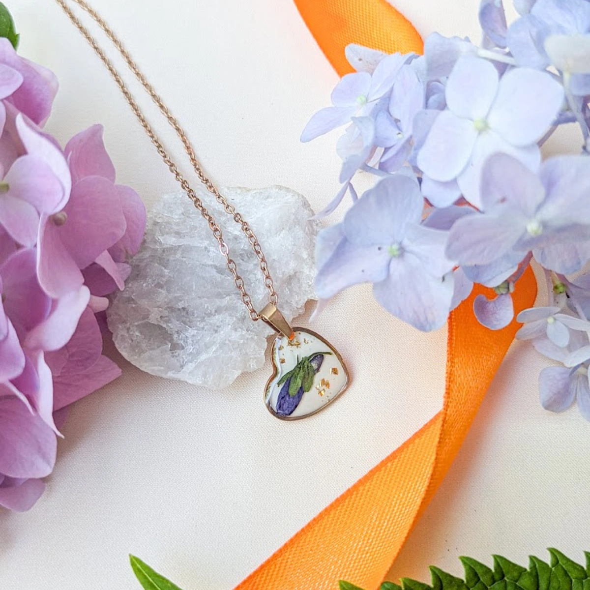 Náhrdelník s fialkou v srdíčku