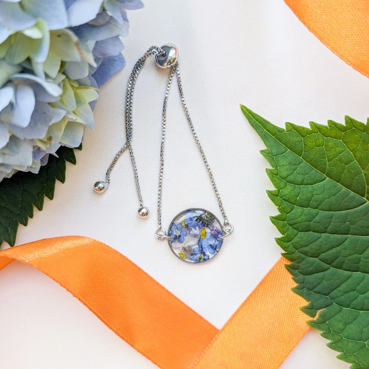 Náramek s pomněnkami, šeříkem a borytem