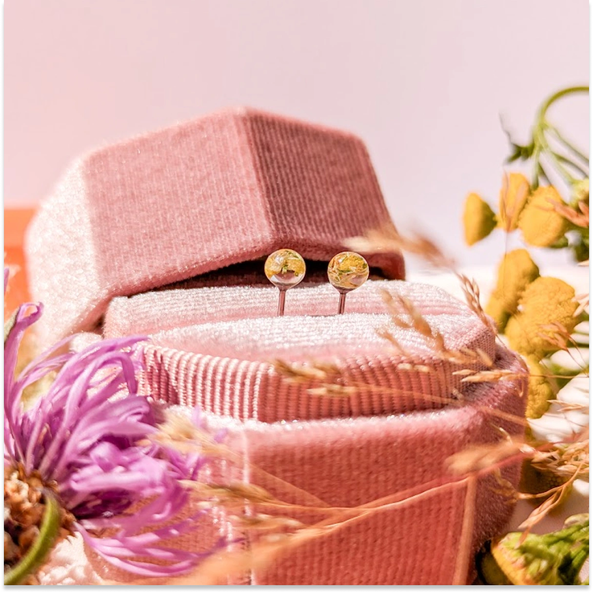 Mini náušnice Louka - boryt barvířský