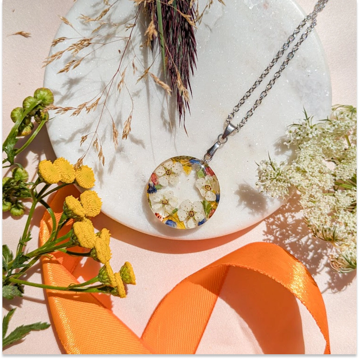 Náhrdelník z jihočeské louky s tavolníkem