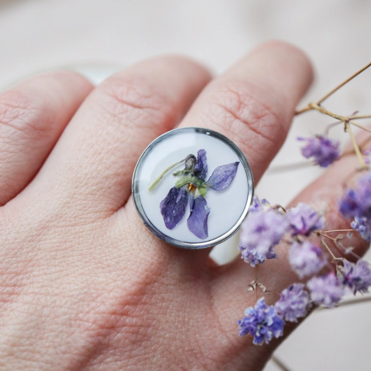 Prsten s fialkou