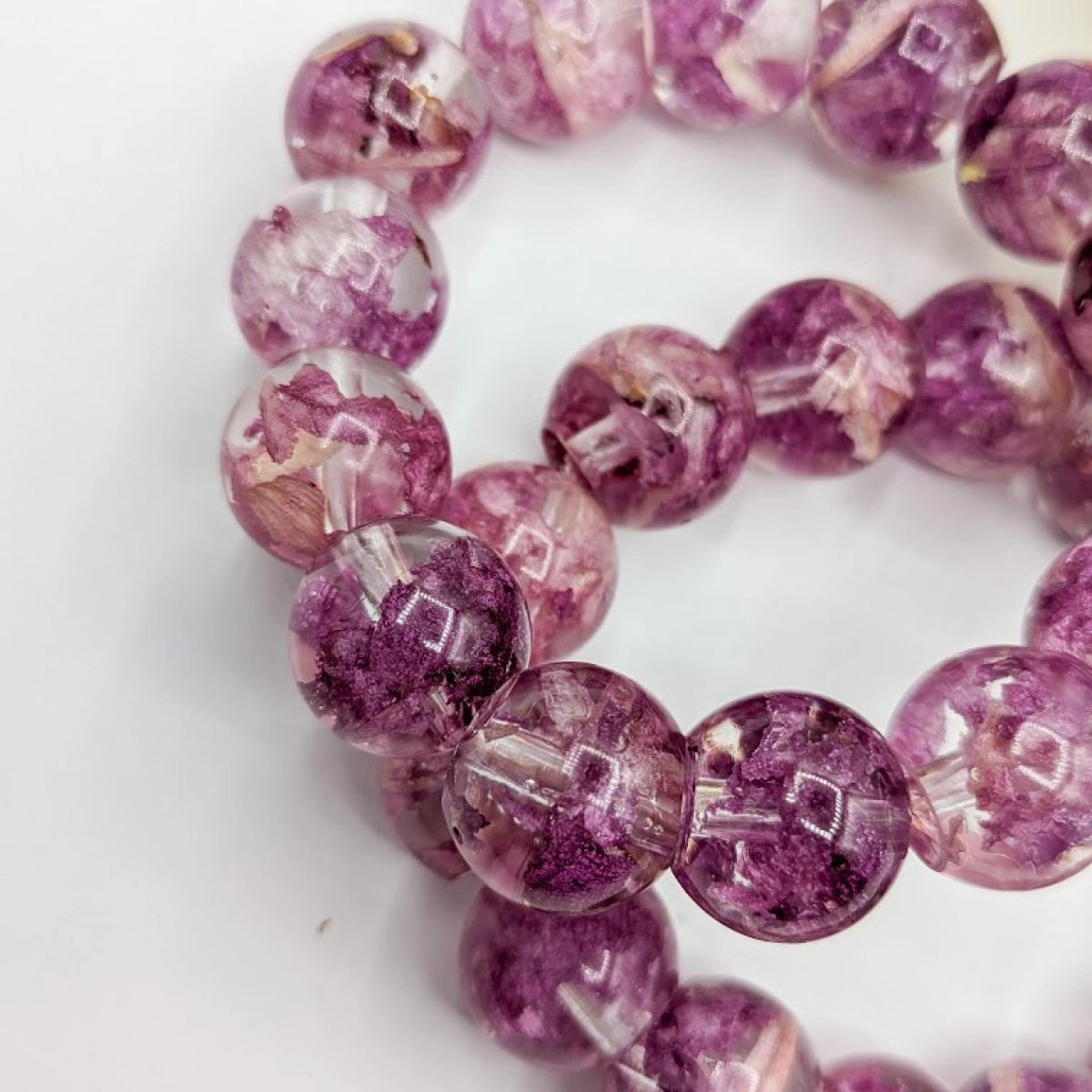 Náramek s korálky z pivoněk 