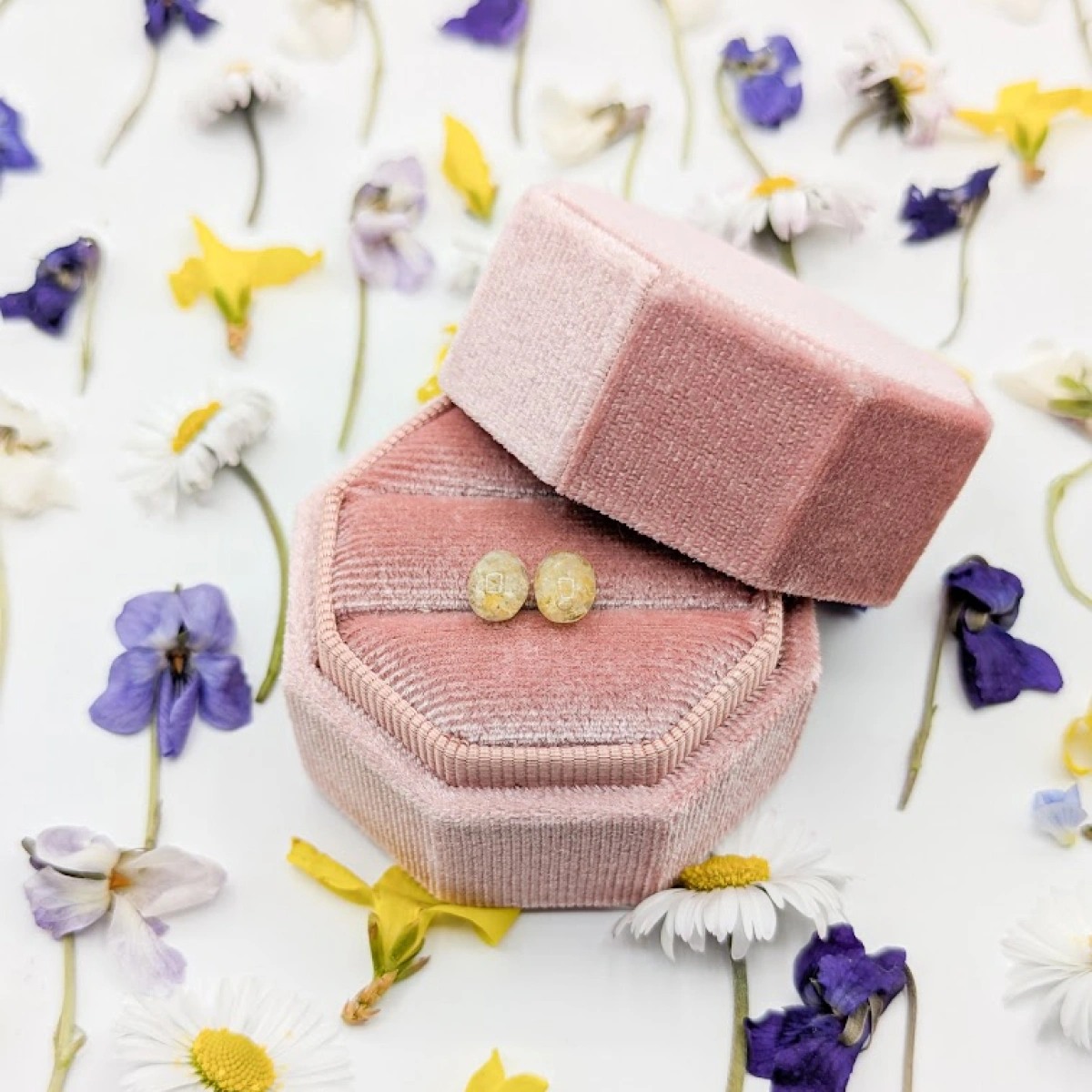 Náušnice oválky se žlutým kvítkem 