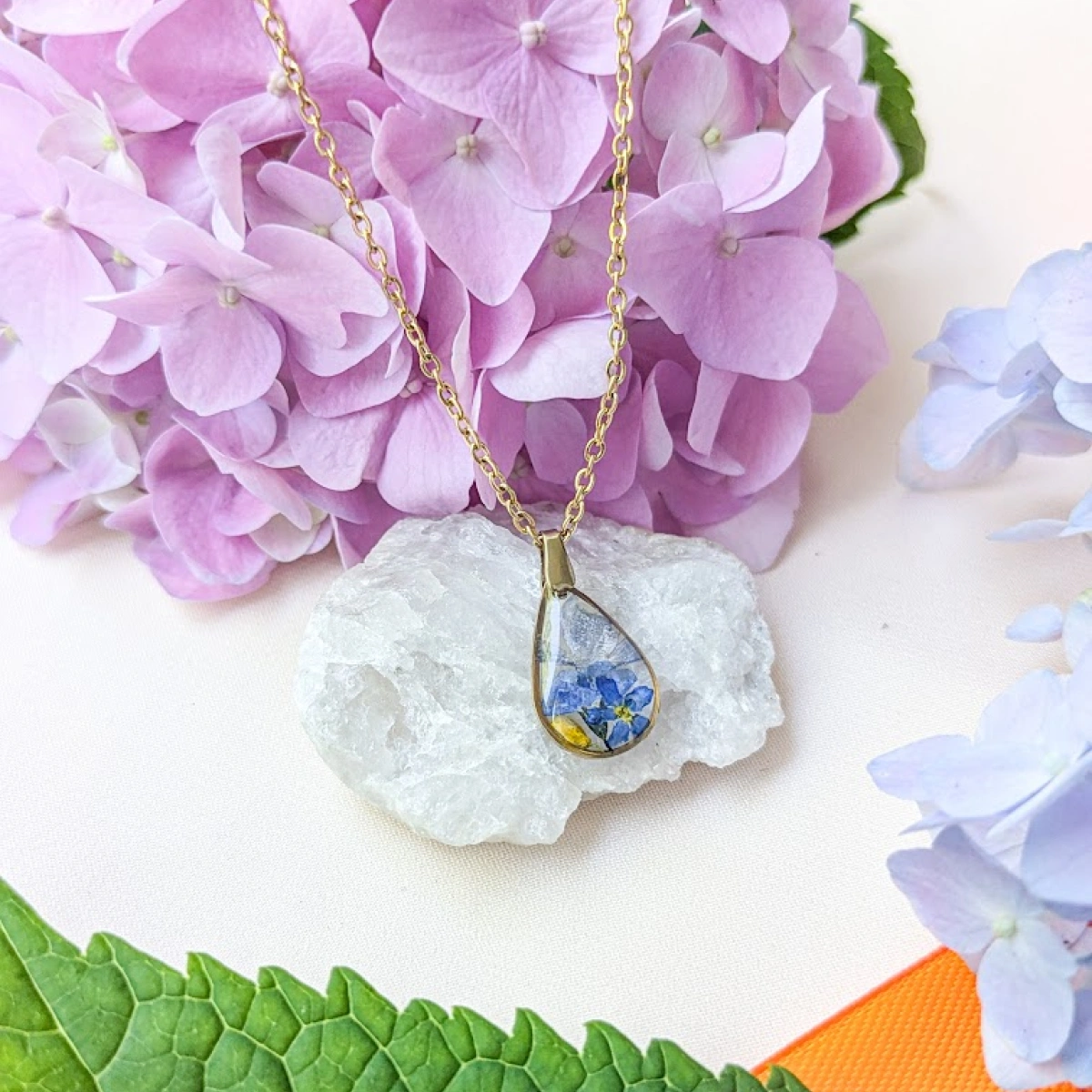 Náhrdelník s pomněnkami a šeříkem v kapce - mini