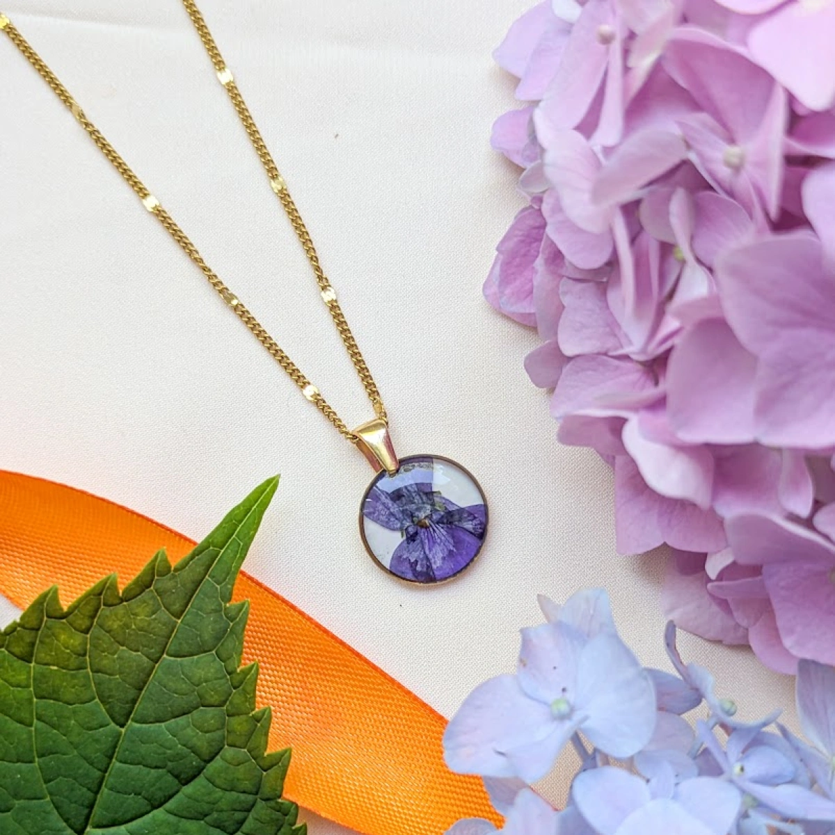 Náhrdelník s fialkou v kruhu