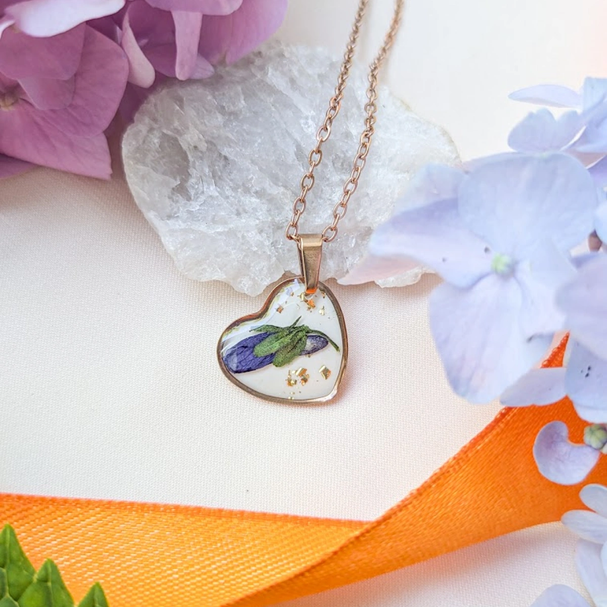 Náhrdelník s fialkou v srdíčku