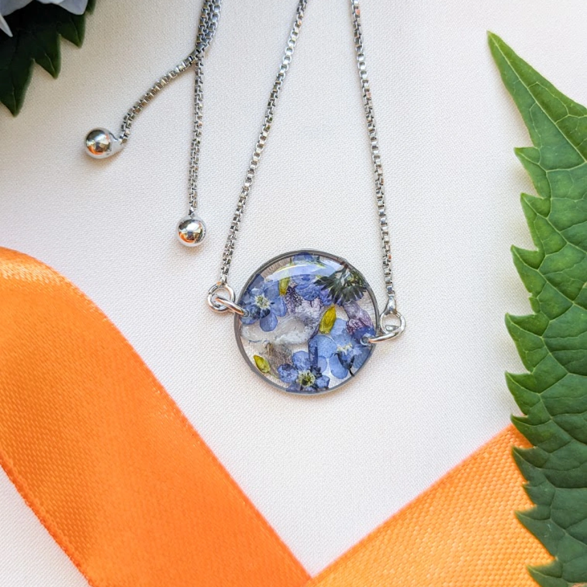 Náramek s pomněnkami, šeříkem a borytem