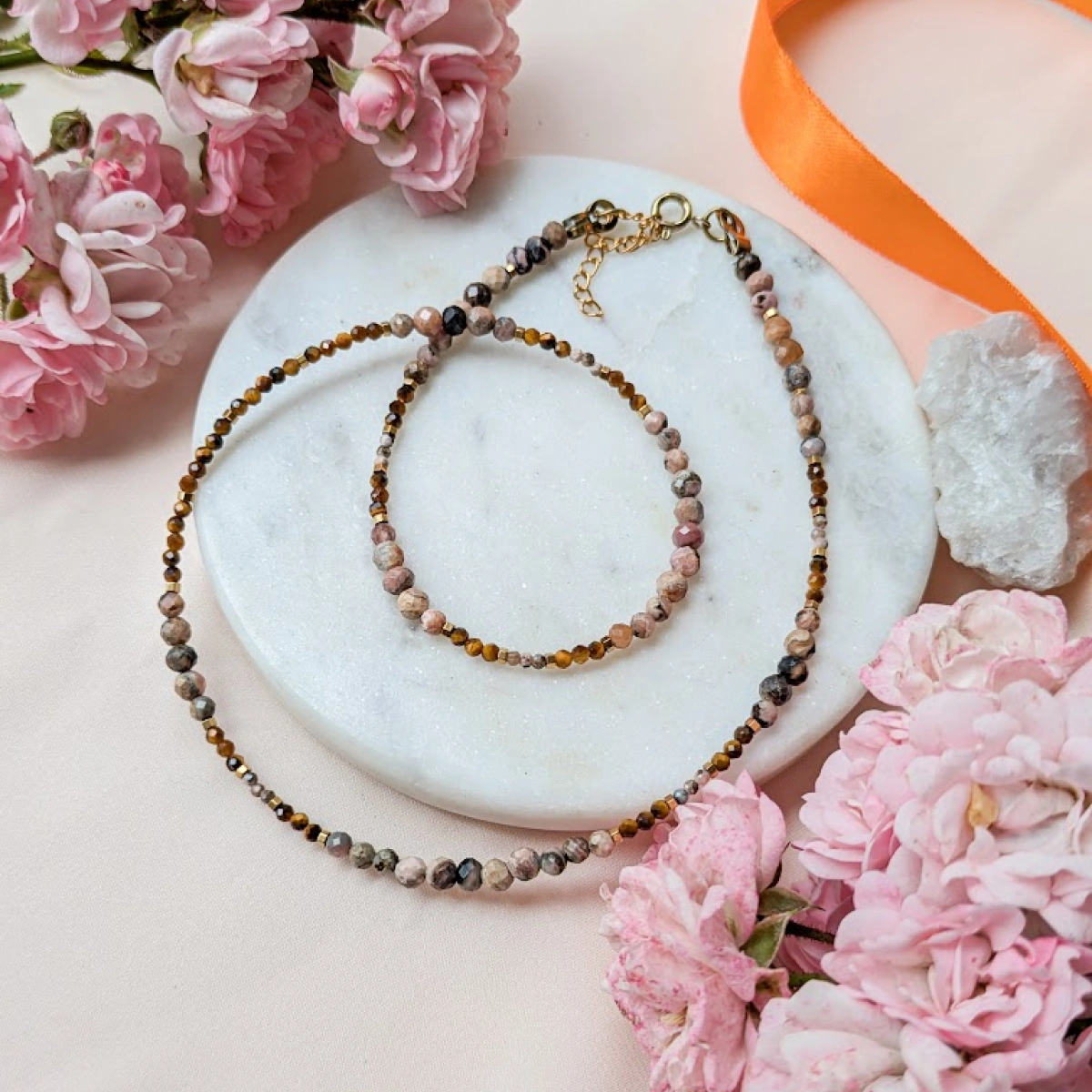 Zemitý náhrdelník s tygřím okem