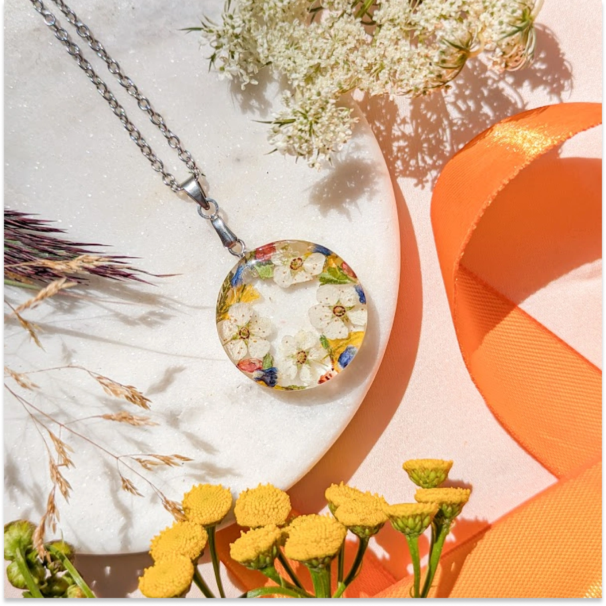 Náhrdelník z jihočeské louky s tavolníkem